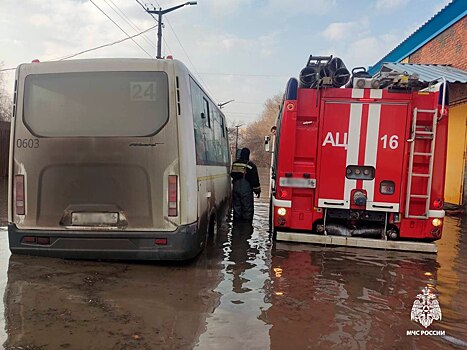В Орске из-за паводковых вод застрял пассажирский автобус