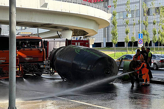 Бетономешалка перевернулась на эстакаде на востоке Москвы