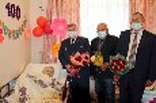 Сотрудники УФСИН России по Архангельской области поздравили ветерана Великой Отечественной войны и УИС со 100-летним юбилеем