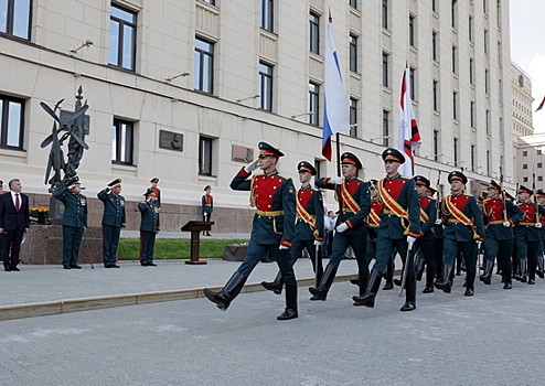 Начальник инженерных войск ВС РФ генерал-лейтенант Юрий Ставицкий открыл мемориальную доску маршалу инженерных войск Михаилу Воробьёву