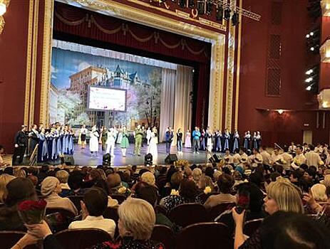 Дмитрий Азаров вручил награды успешным женщинам региона