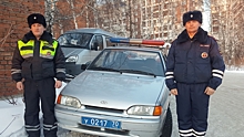 Полицейские Томской области оказали помощь водителю, попавшему в снежный плен на загородной трассе