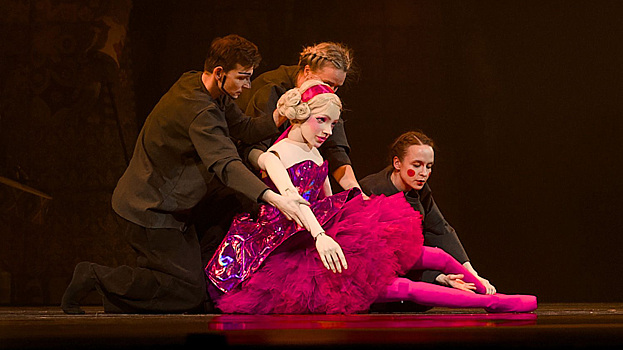 «Жар-птица» в офисе, «Щелкунчик» на войне: что смотреть и слушать в Москве в феврале