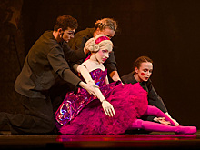 «Жар-птица» в офисе, «Щелкунчик» на войне: что смотреть и слушать в Москве в феврале