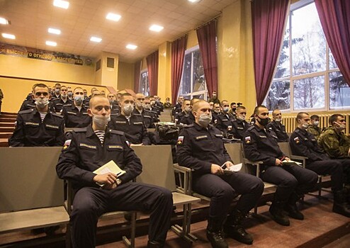 В первый день зимнего периода обучения в Псковском гвардейском соединении ВДВ прошло занятие по военно-политической подготовке