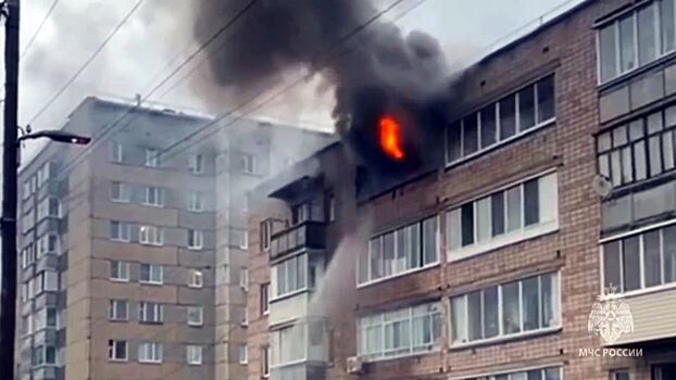 Пожарные в Ижевске спасли мужчину из горящей квартиры