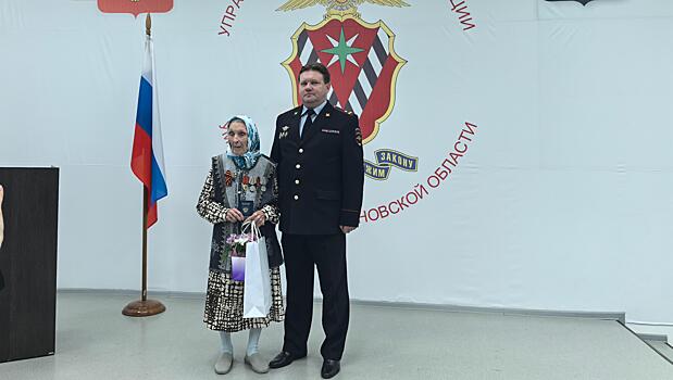 В Ульяновской области полицейские вручили 92-летней гражданке Казахстана вид на жительство в России
