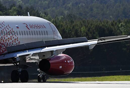 Самолет Superjet 100 с россиянами на борту резко прервал рейс из-за поломки