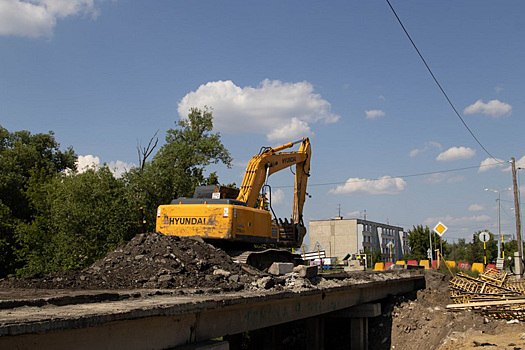 В Кургане ремонтируют мост в микрорайоне Тополя