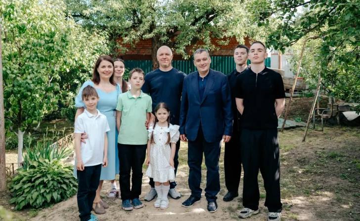 Александр Хинштейн накануне 1 июня посетил курскую многодетную семью