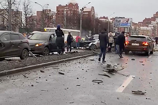 Петербурженка устроила ДТП с 13 автомобилями во время тест-драйва