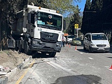 В Крыму грузовик раздавил легковушку с пассажирами и водителем
