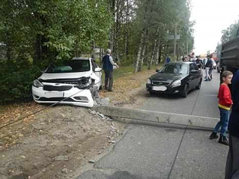 ДТП на улице Юрия Смирнова в Костроме: 4 машины и один столб