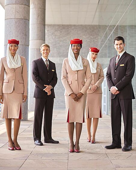Emirates Airline. Костюм, отсылающий к арабским мотивам, состоит из юбки, блузки, жакета, туфель и шляпки с шарфом. 