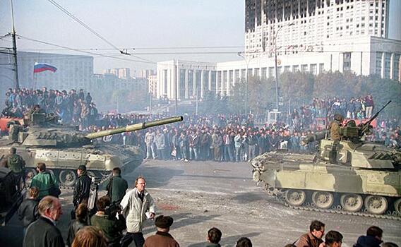 КПРФ напомнила о «Черном октябре»: Чубайс валил бы лес в лагерном клифту, если бы танки Ельцина Дом Советов не расстреляли