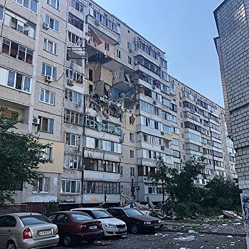 Зеленский вручил первые сертификаты на жилье для пострадавших от взрыва дома в Киеве