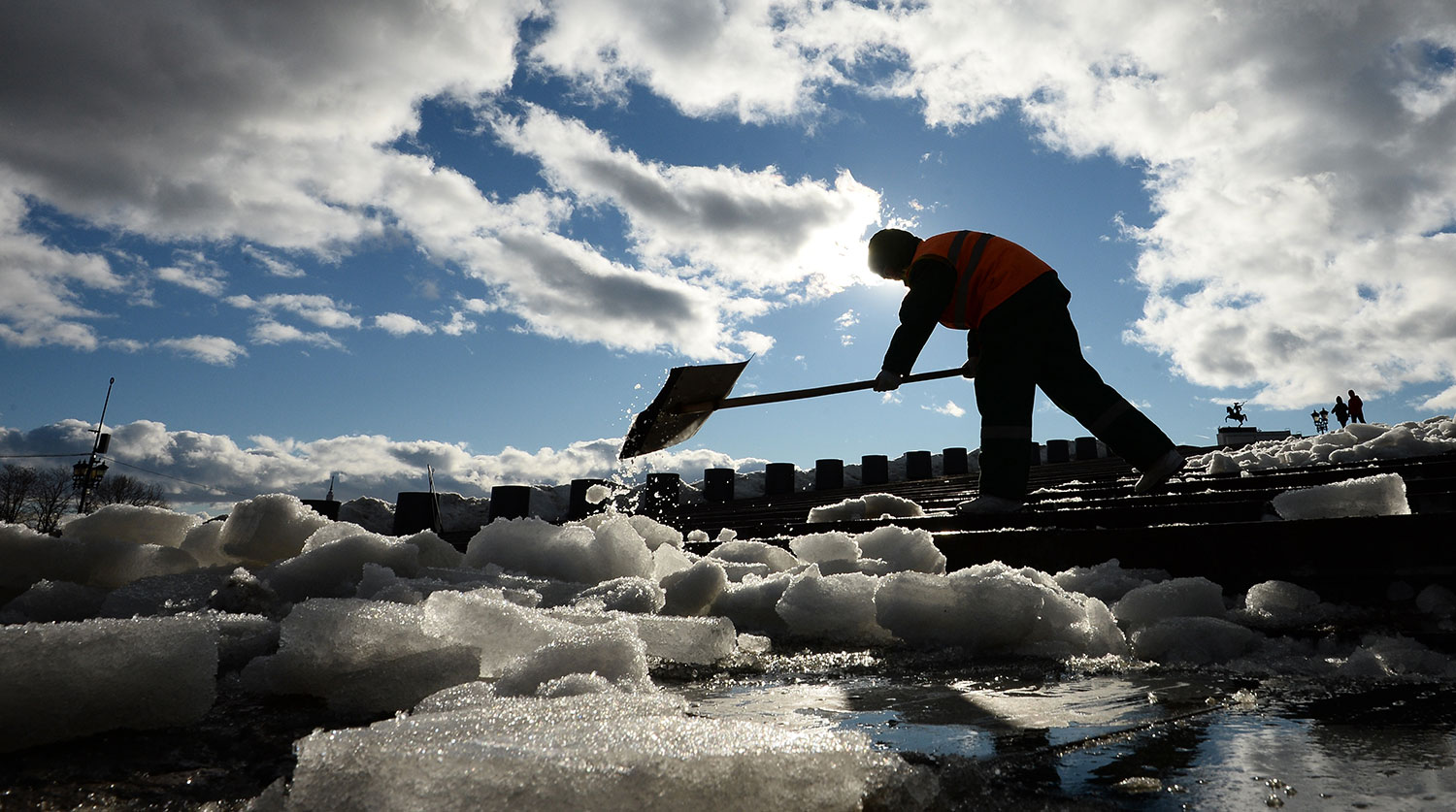 В Госдуме россиян призвали своими силами решать проблемы с уборкой снега