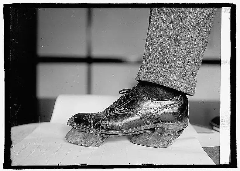 Такую «коровью» обувь носили американские самогонщики времен сухого закона, чтобы полиция не могла вычислить их по следам, 1922 год.