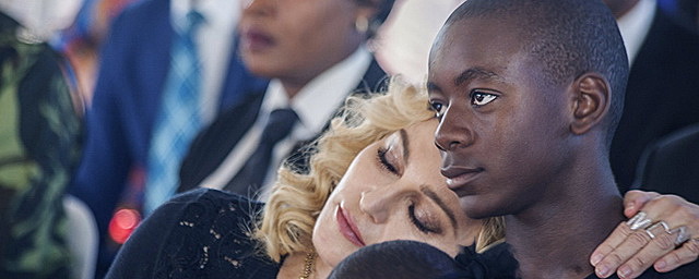 Из нищеты – в сказку: каким вырос африканский мальчик, усыновленный Мадонной 15 лет назад