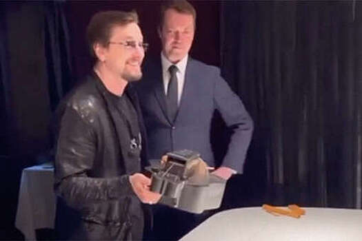 В Красноярске Безрукову подарили колесную лиру