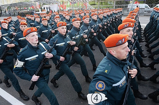 Сотрудникам МЧС Белоруссии раздали оружие