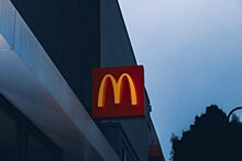 В Казахстане мужчина принёс траурный венок к закрытому McDonald’s