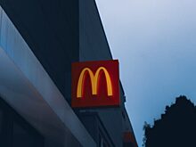 В Казахстане мужчина принёс траурный венок к закрытому McDonald’s