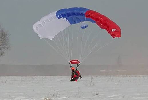 Россияне спрыгнули с высоты 10 километров на Северный полюс
