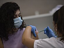 ЕС нужно продолжать вакцинацию и вводить новые дозы людям с низким иммунитетом – ЕК