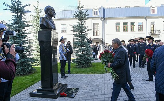 Минниханов принял участие в открытии сквера и бюста Салиху Япееву в Казани
