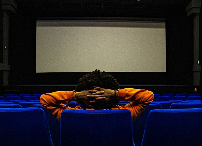 В кинотеатрах России снова стали показывать фильмы в рамках «предсеансового обслуживания»