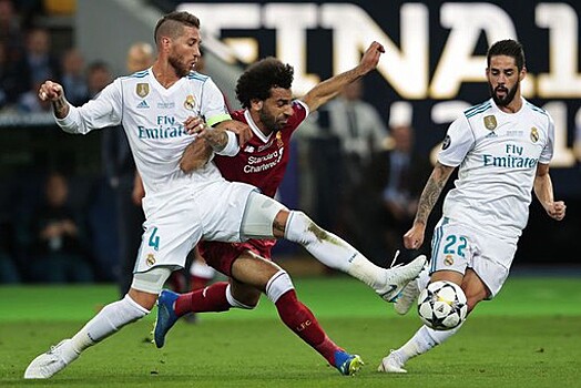 Рамос пощупал плечо Салаха на награждении УЕФА