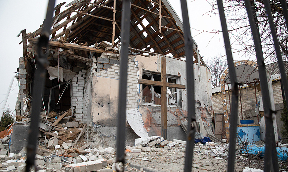 Разрушенный в результате обстрелов Греко-католический храм Рождества Пресвятой Богородицы на окраине города