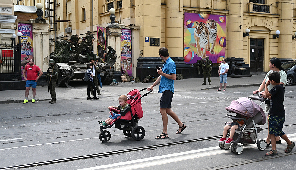 Бойцы ЧВК "Вагнер" возле здания цирка в Ростове-на-Дону, июнь 2023 года