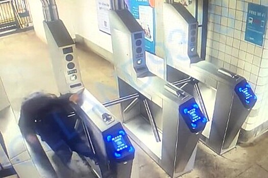 Безбилетник перепрыгивал через турникет в метро и умер