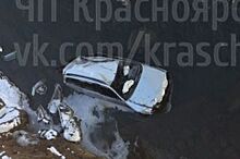 На севере Красноярского края автомобиль упал в реку
