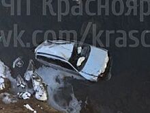 На севере Красноярского края автомобиль упал в реку