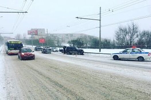 На Южной дамбе в Перми водитель Chevrolet Lanos устроил массовую аварию