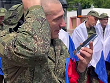 Один из вернувшихся из плена российских военных расплакался, позвонив родным