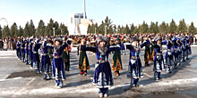Около 500 казахских артистов в национальной одежде станцевали под народную песню