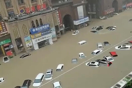 Не менее 25 человек погибли из-за наводнения и сильнейших дождей в КНР