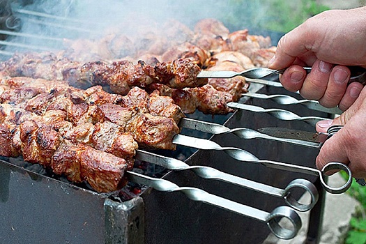 Терапевт рассказала, почему опасно есть пережаренные шашлыки