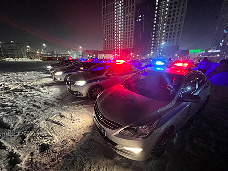 Сотрудники ГИБДД поучаствовали в праздничной автомобильной ёлке