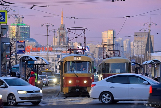 На четырех перекрестках Екатеринбурга поставят умные светофоры для трамваев и автобусов