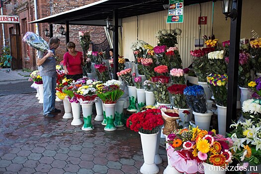 В Омске выяснили, сколько роз можно купить, продав "однушку"