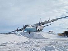 В Новом Уренгое грузовой самолет Ан-12 выкатился за пределы полосы