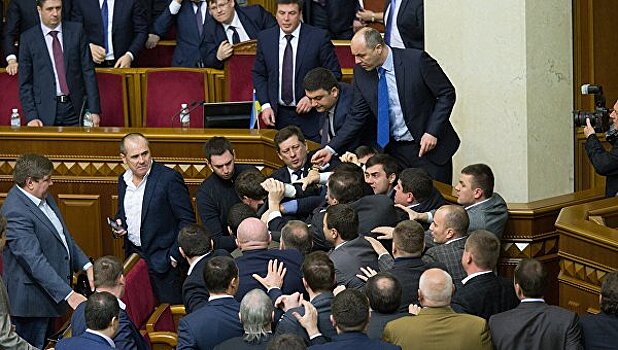 Потасовка произошла между депутатами в Раде