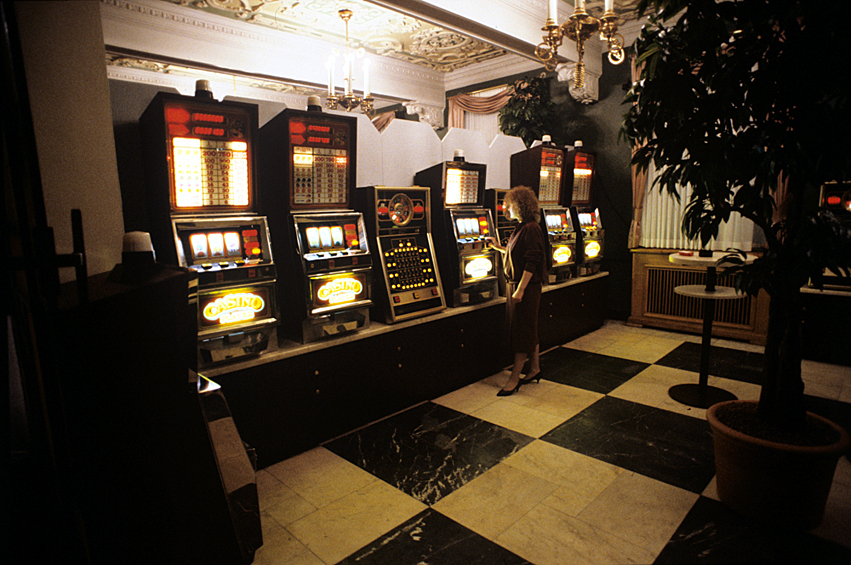 Зал с игровыми автоматами в казино "Москва", 1990 год
