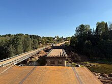 Новый пролёт моста через реку Лып устанавливают со скоростью один метр в час