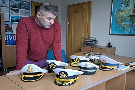 Гришковец пополнил коллекцию военно-морских фуражек в калининградском музее